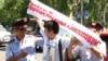 Участника акции в защиту бастующих нефтяников задерживает полиция. Алматы, 17 августа 2011 года. 