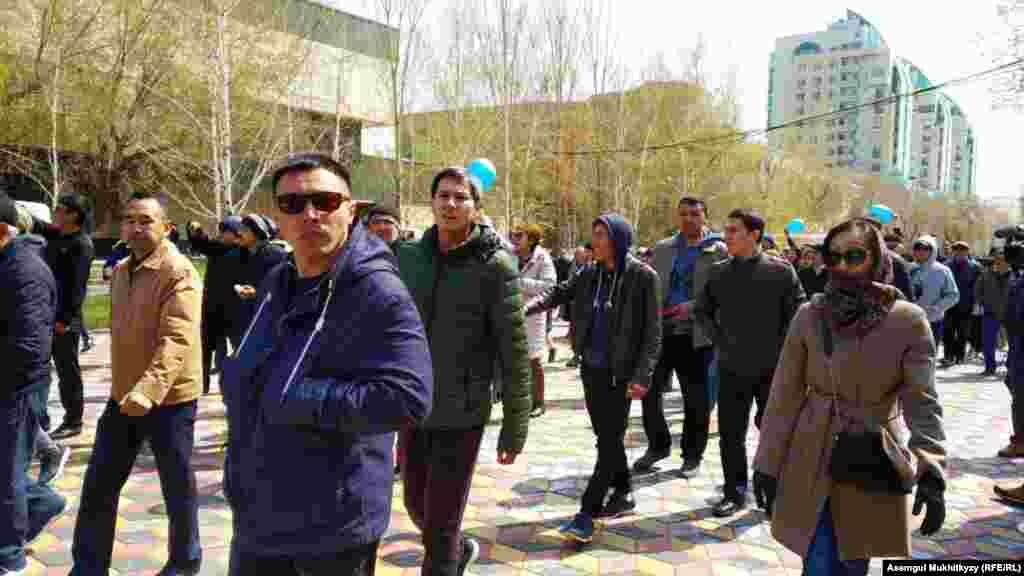 Протестующие прошли шествием по проспекту Республики в Нур-Султане. 1 мая 2019 года. 