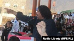 د پښتون ژغورنې غورځنګ مخکښ او له جنوبي وزيرستانه د پاکستان قامي اسمبلۍ  منتخب غړی علي وزير په ۲۰۱۸ز کال کې په پاکستان کې يوې جلسې ته وينا کوي.
