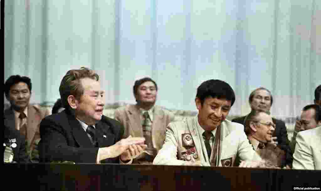 Жуманазаров 1980-жылы Кыргыз мамлекеттик дене тарбия институтун бүтүргөн. 1985-91-жылдары Бишкек шаарындагы «Колхозчу» жана «Эмгек резервдери» ыктыярдуу спорт коомдорунда машыктыруучу болуп эмгектенип, жаш жөө күлүктөргө тажрыйбасын бөлүшкөн.