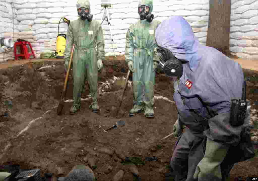 Kinezi su pronašli nedaleko od škole u sjeveroistočnom kineskom gradu Mudanjiang 2006. veke količine gasnih bombi koje su ostavili Japanci na kraju Drugog svjetskog rata. To se smatra najvećom svjetskom deponijom napuštenog kemijskog oružja.