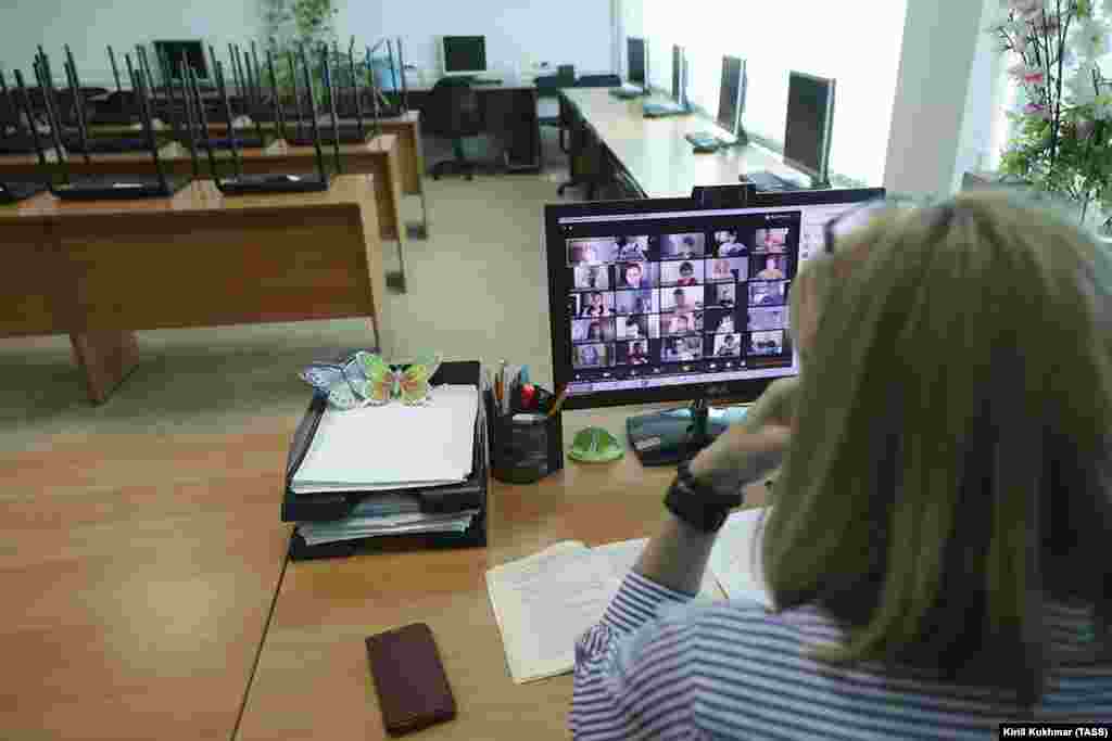 Nastavnica sa svojim odeljenjem razgovara putem video poziva u Novosibirskom, na više od 3.000 kilometara istočno od Moskve, u Rusiji. 