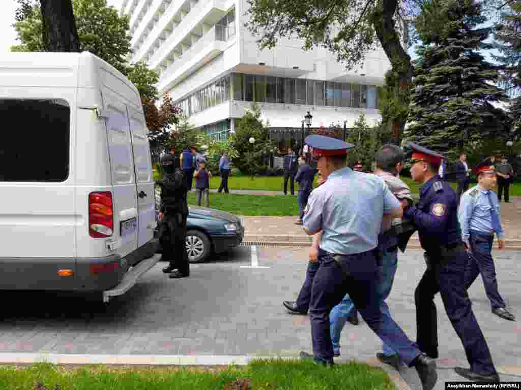 Задержания проводились на участке пешеходной улицы Панфилова, примыкающем к театру оперы и балеты имени Абая. 