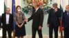 Някои от лидерите на партиите призовават за масова ваксинация, други виждат в нея единствения шанс за справяне с пандемията. Някои се колебаят, а други си мълчат или дори оспорват ефективността на ваксините и смисъла от поставянето им.