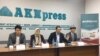 Мыктыбек Арстанбек “Нур” деп аталган саясий партиянын түзүлгөнүн жарыялоо үчүн маалымат жыйын өткөрдү. 14-январь, 2021-жыл. Сүрөттө партия өкүлдөрү. 