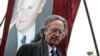 Peter Handke nakon govora održanog nakon smrti bivšeg predsjednika SR Jugoslavije Slobodana Miloševića u Požarevcu, 18. mart 2006.