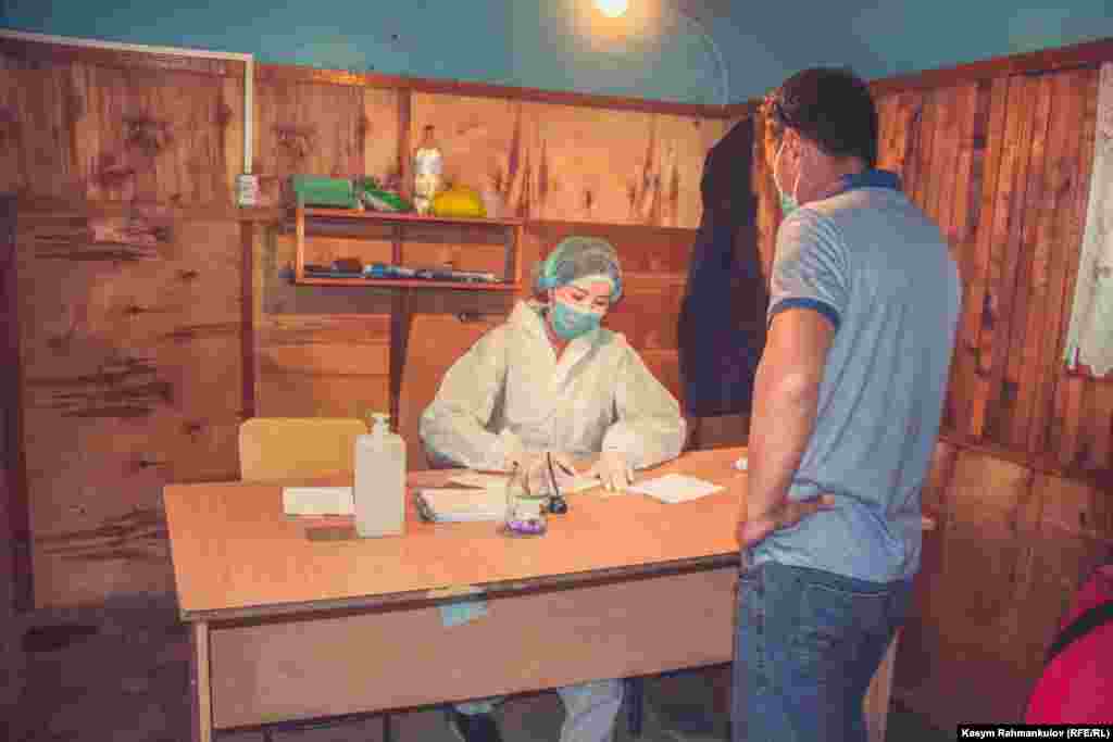 Облуска кирип жаткан айдоочулар өзүлөрүнүн жана жанындагы жүргүнчүлөрүнүн жеке маалыматын, байланыш телефондорун жана автоунаасынын номерин каттоодон өткөрүп киришет. 