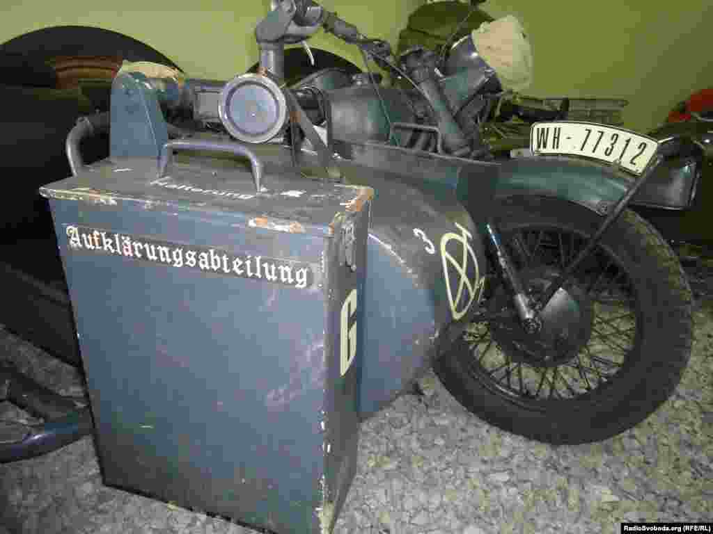 Еще один "чужак" - немецкий мотоцикл BMW R12 времен второй мировой войны