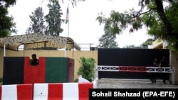 په پاکستان کې د طالبانو تر واک لاندې د افغانستان سفارت په بیان کې د افغانانو پر نیولو اندېښنه ښوولې ده. 