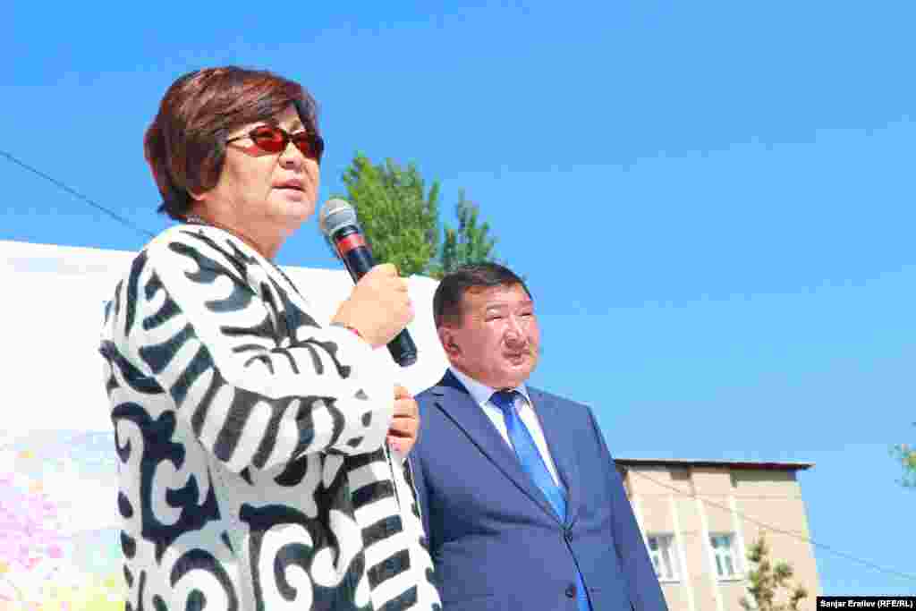 Экс-президент Роза Отунбаева жана Таластагы өкмөттүн өкүлү Марат Мураталиев. 