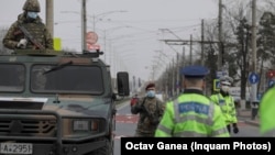 Când avea mai puțin de 100 de cazuri pe zi, la începutul pandemiei, România a impus stare de urgență. În prezent, a eliminat inclusiv limitele de la care școlile trebuiau să intre în sistem online. 