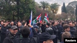 Protestatarii se adună în fața clădirii parlamentului din Sukhumi.