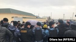 Жители Алтынтобе, протестовавшие из-за оцепления цеха полицией и задержания его директора. 4 апреля 2021 года.
