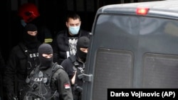 Policajci privode Veljka Belivuka tokom racije na stadionu Partizana u Beogradu, 4. februara 2021.