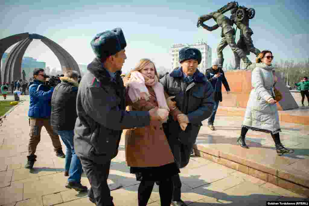 Кыргызстандагы ала качууга дуушар болгон кыз-келиндердин тагдырын чагылдырган долбоордун автору, сүрөтчү Татьяна Зеленскаяны милиция кызматкерлери карап кетүүдө. 