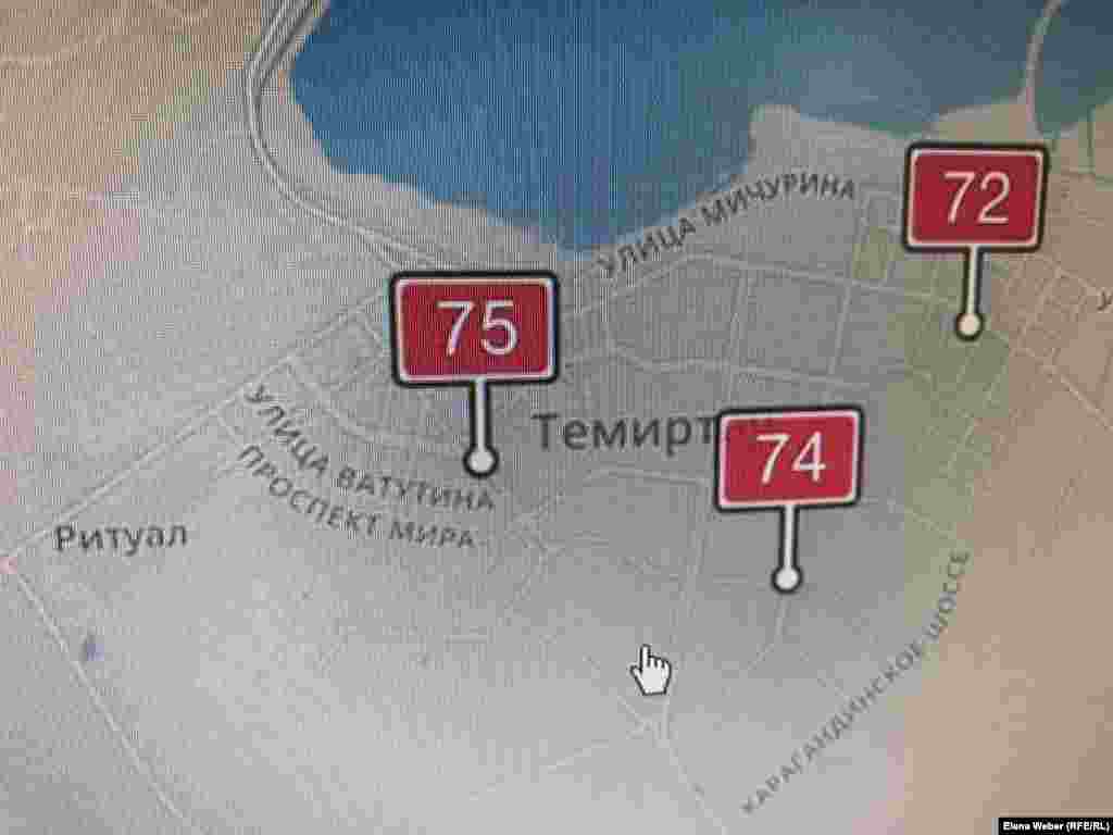 С начала февраля в Темиртау фиксируют средние и высокие уровни загрязнения воздуха мелкодисперсными частицами. Такие данные (на фото) показывают датчики онлайн-мониторинга, установленные в трех точках города общественной экологической организацией «Отражение». По нормам Всемирной организации здравоохранения (ВОЗ), допустимая концентрация опасных мелкодисперсных частиц PM2,5 (это загрязнитель воздуха) должна составлять 30 микрограмм на кубический метр. 