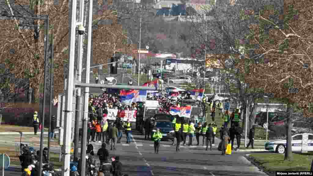 Okupljanje u Beogradu je počelo ispred zgrade Poljoprivrednog fakulteta u blokadi u Zemunu, odakle su studenti došli do Mosta Gazela, 9. februar 2025. 