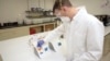 Співробітник компанії медичних технологій Abbott Laboratories працює у штаб-квартирі корпорації біля Чикаго, штат Іллінойс, США, 28 березня 2020 року.