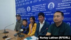 Житель Алматинской области Уали Силам (второй справа), двое его детей и родственник, правозащитный активист Серикжан Билял (справа). Алматы, 25 мая 2018 года.