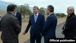 Мурдагы президент Алмазбек Атамбаев жана тиешелүү кызмат адамдары Балыкчы-Корумду жолунда. 28-июль, 2016-жыл
