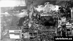 Одна з перших фотографій після вибуху на Чорнобильській АЕС. Квітень 1986 року