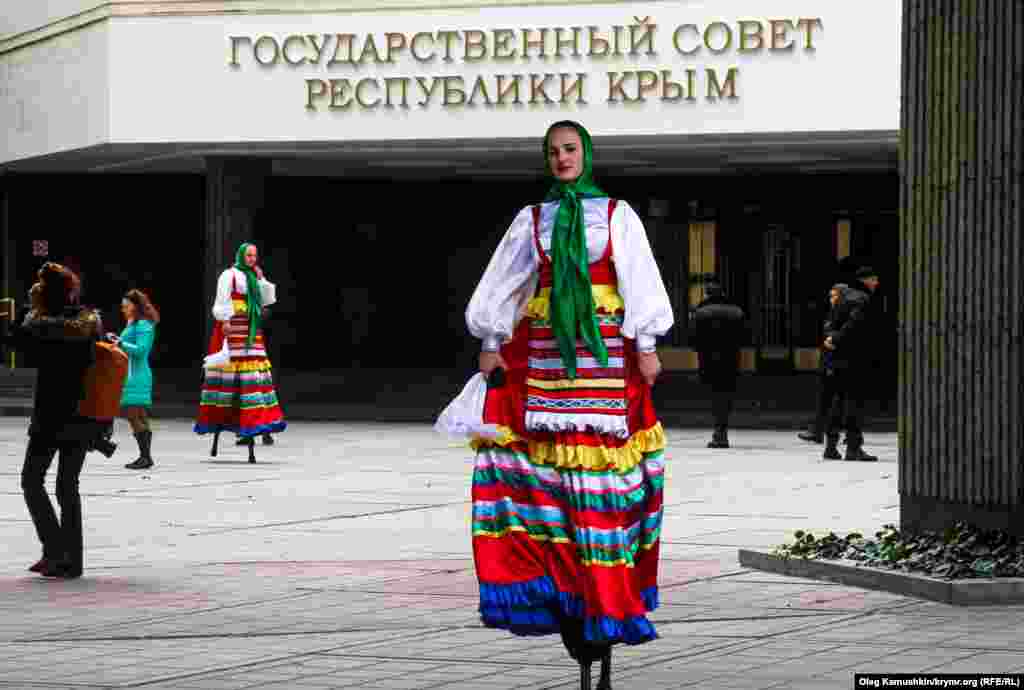 Для собравшихся крымчан провели небольшой концерт коллективов народного творчества и выступление ходулистов 