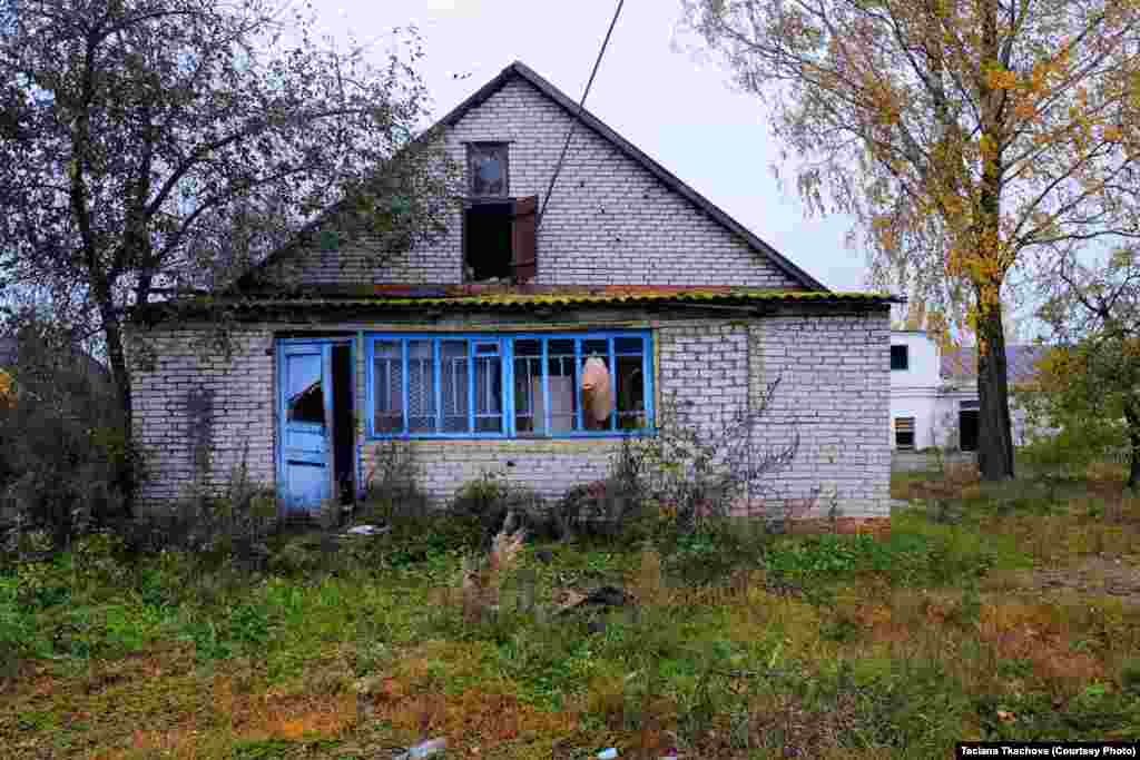 — Я жыву паміж былым малочным камбінатам і былой канторай ЖКГ, там яшчэ камэрсант прадаваў танны хлеб з Расеі. Цяпер усё пазакрывалі. Моладзі няма дзе працаваць. Суседка насупраць доўга не магла знайсьці працу — была вымушана разьбіраць хлеў на дровы. Мясцовыя зьяжджаюць на працу ў Менск і Расею, — распавядае суразмоўца.