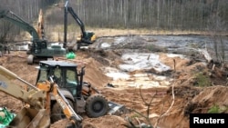 Працы на месцы выратавальнай апэрацыі на палігоне ў Літве, дзе прапала бязь вестак вайсковая машына ЗША і чацьвёра вайскоўцаў. 28 сакавіка 2025 году