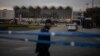 Policijac čuva prilaz Železničkoj stanici u Novom Sadu dan pošto je došlo do pada nadstrešnice u kojem je poginulo 15 ljudi, 2. novembar 2024.