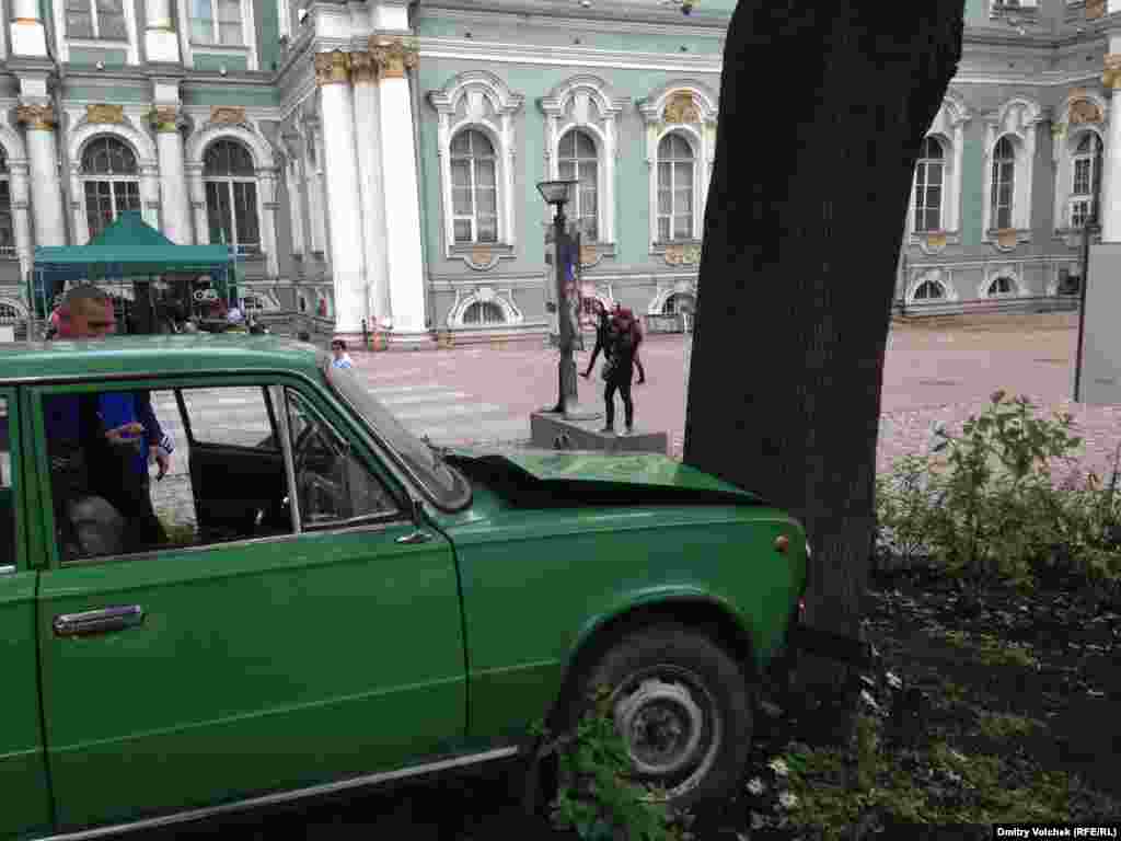 Посетители Эрмитажа, даже ничего не знающие о "Манифесте" и не заглядывающие в здание Главного штаба, видят эту машину-копейку, врезавшуюся в дерево во дворике музея, залезают в нее и фотографируются. Бельгийский художник Франсис Алис на похожей машине в 1981 году приехал в Ленинград. Теперь он разбил ее, прощаясь с иллюзиями юности