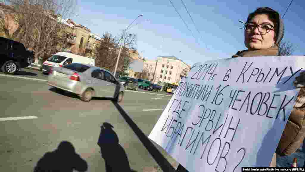 «Сегодня мы выбрали формат одиночного пикета, который сейчас используют крымские активисты. Он свидетельствует о том, что если даже один человек выходит, то их слышат сотни и тысячи людей. Конечно же, мы делаем это возле посольства России, поскольку эта структура несет ответственность за все нарушения, которые происходят в Крыму», – рассказала об акции координатор общественной организации «КрымSOS» Тамила Ташева