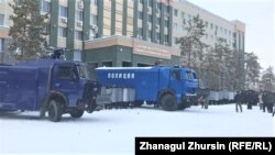Сотрудники полиции со щитами и спецтехника перед зданием областного акимата. Актобе, 5 января 2022 года