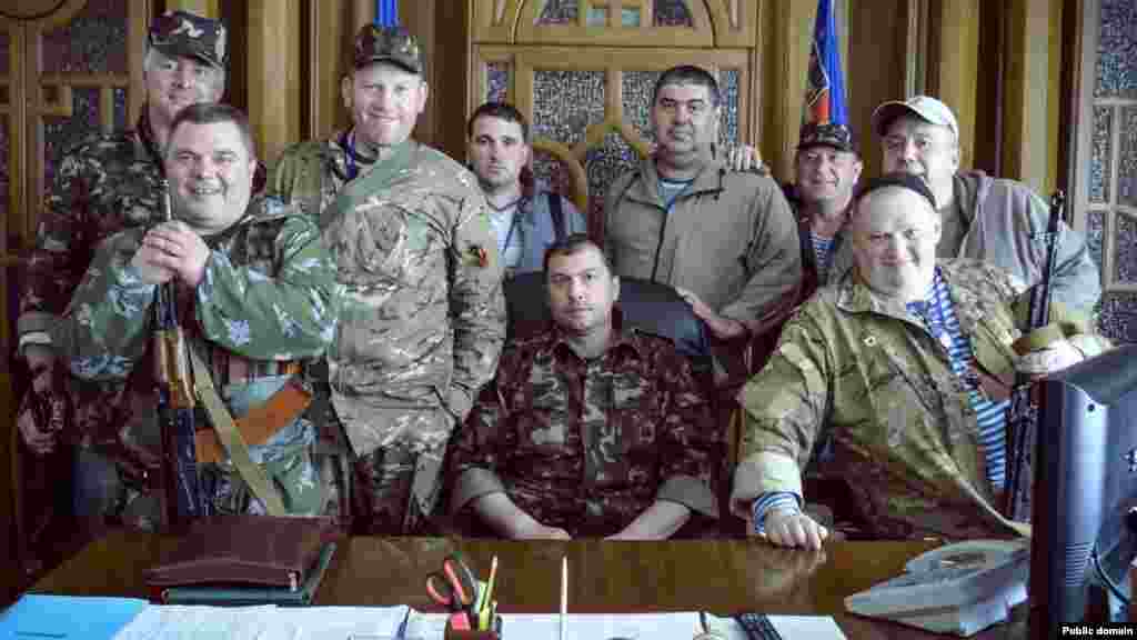Валерий Болотов, 1970-2017. Болотов (в центре) родился в России и служил в советской армии. В 2014 году, когда Восточную Украину охватили волнения, он работал на шахте в Луганской области. В апреле 2014 года его назначили лидером квазигосударственного образования «Луганская народная республика». С этой должности он ушёл в августе того же года из-за разногласий внутри руководства «ЛНР». В январе 2017 года Болотов умер в своём доме в Москве после встречи с двумя мужчинами, с которыми выпил чашку кофе. По словам его вдовы, Болотову стало плохо сразу после встречи в кафе. За несколько часов до смерти он неоднократно повторял: «Зачем я выпил этот кофе?» Мужчина, стоящий на фотографии справа от Болотова, — Геннадий Цыпкалов, он умер при туманных обстоятельствах незадолго до смерти Болотова
