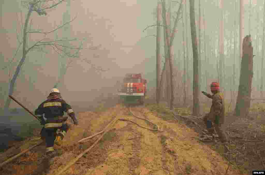 Ukrainian firefighters near the village of Rahivka. More than 400 firefighters were trying to extinguish the flames since April 3.