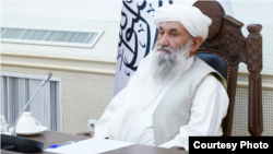 ملا حسن اخوند د جولای پر نهمه وویل چې حکومت یې د خلکو د نیوکو د اورېدو زغم لري - پخوانی انځور. 