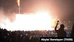  2020-жылдын 4-октябрындагы парламенттик шайлоонун жыйынтыгына болгон нааразылык элдик толкундоого айланып, арты бийлик ламашуу менен бүттү. Иллюстрациялык сүрөт.