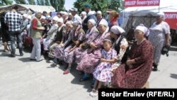 Сторонники самопровозглашенного
"губернатора" Медера Усенова перекрыли дорогу, Джалал-Абад, 4 июня 2013 года.