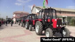 Соли 2012 USAID ба кишоварзони тоҷик трактор тақдим карда буд