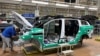Жаңши провинциясында, Наньчан шаарында жайгашкан Jiangling Group Electric Vehicle заводунда электромобиль чогултулуп жатат.