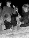 Берлинчани се стичат към стената, след като Шабовски импровизирано заявява, че ограниченията за пътуване отпадат незабавно