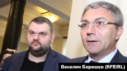 Пеевски за пореден път се появи в парламента след евровота, за да презентира с Карадайъ договорката с ГЕРБ