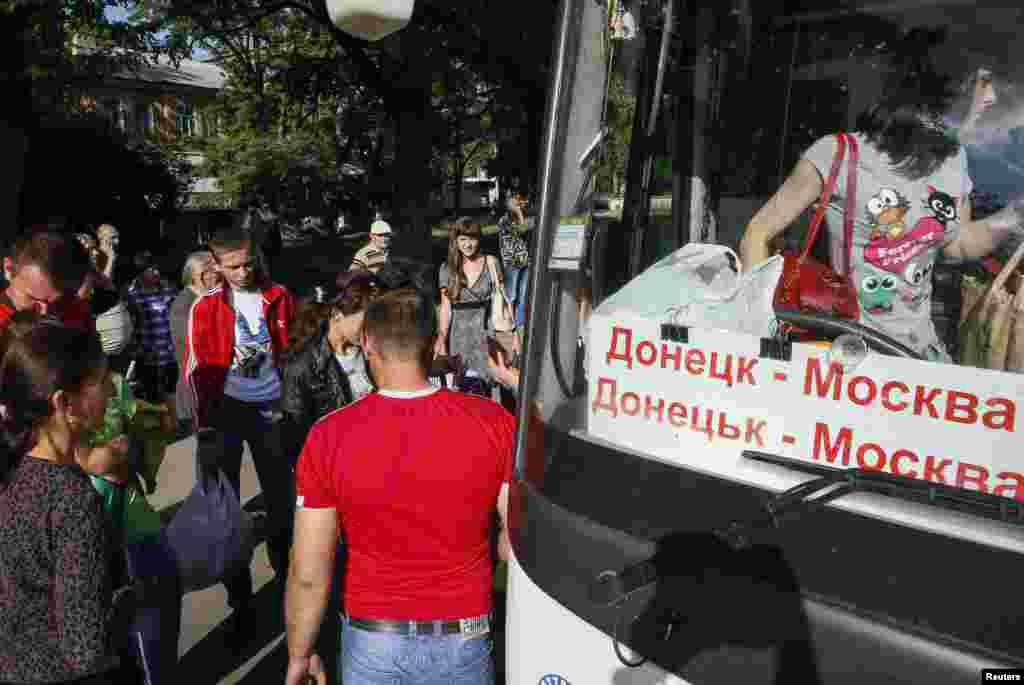 Local residents board a bus to Moscow in the eastern town of Kramatorsk as they flee the fighting in Slovyansk on June 4.