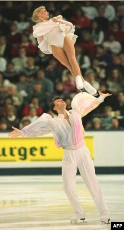 Perechea de patinatori Vadim Naumov and Evgenia Șișkova s-ar afla printre victimele accidentului aerian de la Washington.