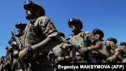 1 травня президент України Володимир Зеленський наголосив, що батальйон «Азов» входить до складу Нацгвардії і є частиною української армії. На фото: бійці полку «Азов» під час параду з нагоди 5-ї річниці визволення Маріуполя від російських гібридних сил. Маріуполь, 2019 рік