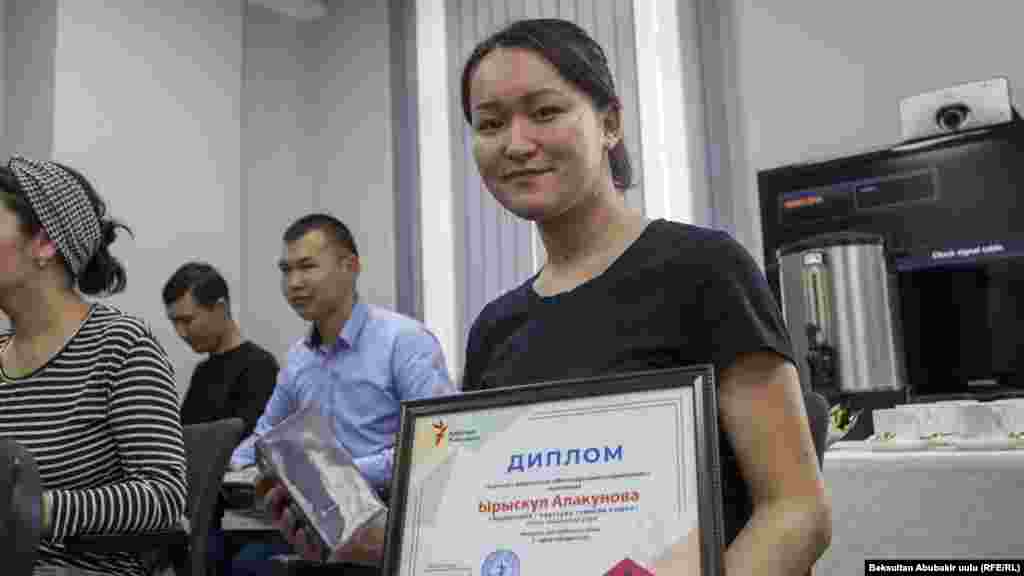 Ырыскүл Алакунова Эл аралык Ата Түрк Ала-Тоо университетинин журналистика факультетинде 2-курста окуйт. Анын «Коррупция - өнүгүүнү тушаган кишен» деген блогу 3-орунду алды. 