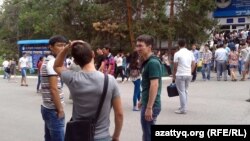 Абитуриенты и их родители на площади в городке КазНУ имени аль-Фараби. Алматы, 12 августа 2013 года.
