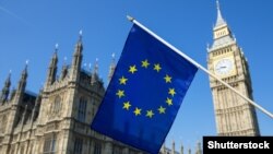 24-июнда британдардын көпчүлүгү Европа Биримдигинен чыгуу үчүн добуш беришти.