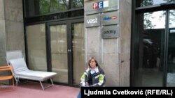 Maja Pavlović ispred sedišta REM-a u Beogradu