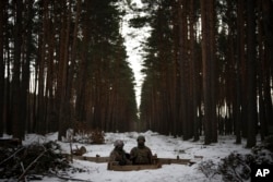 «Вони могли б перерізати шляхи логістики, про це вони давно говорять», – Михайло Самусь про ймовірну загрозу з північного напрямку. На світлині українські військові біля кордону з Білоруссю