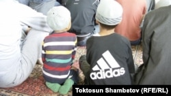Дети в одной из мечетей Джумгальского района.
